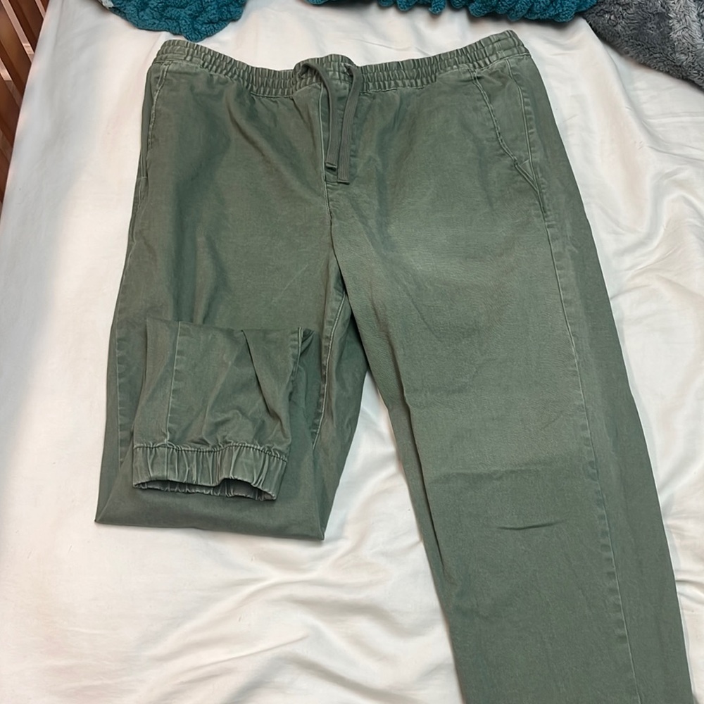 Green jogger-cuffed pants